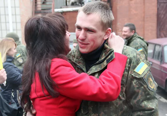 Рідні, друзі та колеги зустріли правоохоронців, які повернулись із Луганщини (фото) + (відео) — фото 6