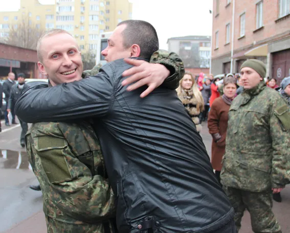 Рідні, друзі та колеги зустріли правоохоронців, які повернулись із Луганщини (фото) + (відео) — фото 7