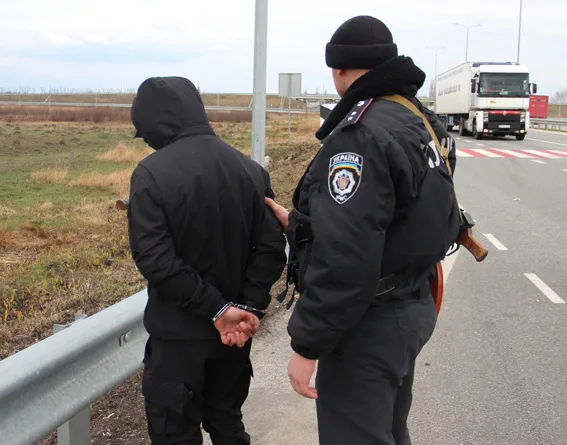 На Житомирщині затримали молодика, який віз із зони АТО арсенал зброї (фото) + (відео) — фото 1