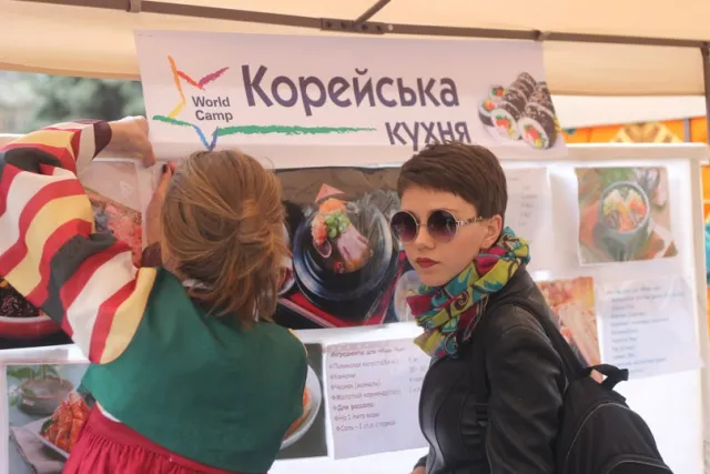 В центрі міста студенти-волонтери показували культуру народів світу й танцювали (фото) — фото 1