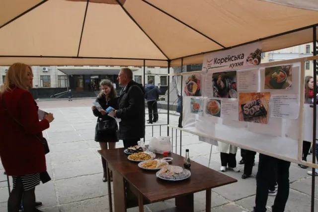 В центрі міста студенти-волонтери показували культуру народів світу й танцювали (фото) — фото 2