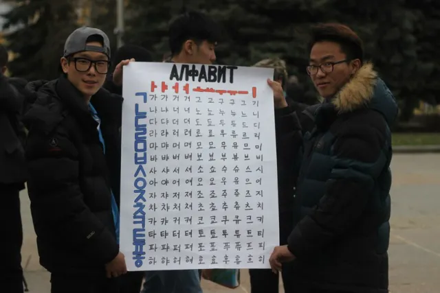 В центрі міста студенти-волонтери показували культуру народів світу й танцювали (фото) — фото 3