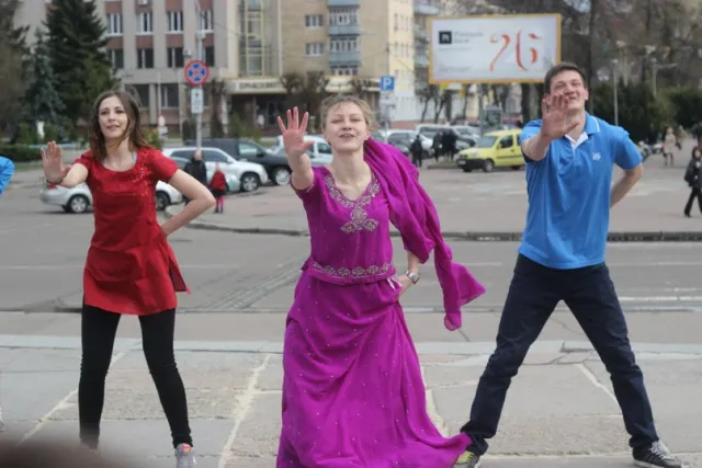 В центрі міста студенти-волонтери показували культуру народів світу й танцювали (фото) — фото 5
