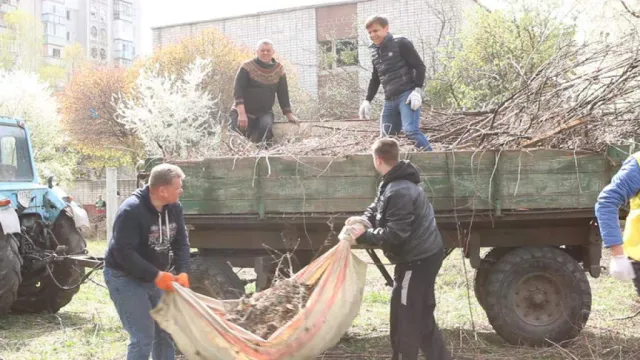 У Житомирі прибрали територію дитсадка, який незабаром можуть відновити (фото) — фото 2