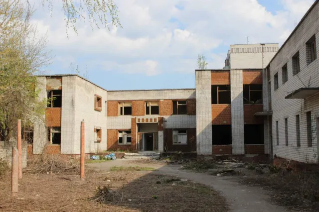 У Житомирі прибрали територію дитсадка, який незабаром можуть відновити (фото) — фото 3