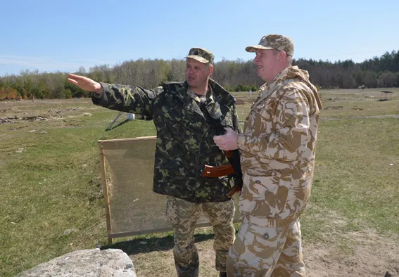 ДАІшники на військовому полігоні вдосконалили навики володіння автоматичною зброєю (фото) — фото 4