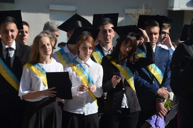 Для 26 тисяч житомирських школярів сьогодні відбулося свято «Останнього дзвоника» (фото) — фото 5