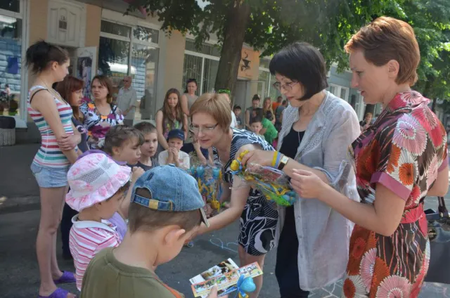 У Житомирі пройшов фестиваль графіті на асфальті «Україна єдина!» (фото) — фото 1