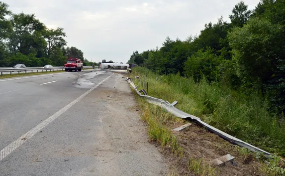 В результаті ДТП на Житомирщині загорілась автоцистерна (фото+відео) — фото 1