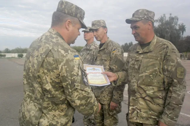 В Бердичеві близько сотні військових звільнили в запас (фото) — фото 3