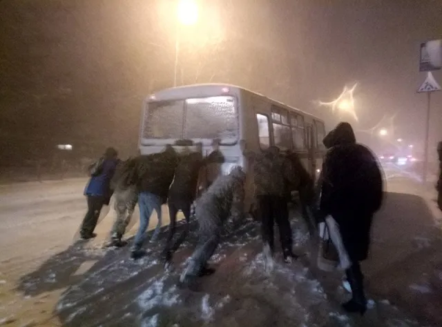 Гуртом легше… й маршрутку з-під снігу витягати! — фото 1